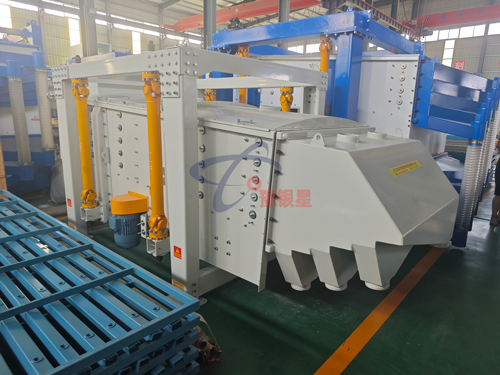 智能搖擺篩破解耐火材料篩分痛點(diǎn)，廣東企業(yè)千里赴新鄉(xiāng)鎖定 “方形篩設(shè)備”