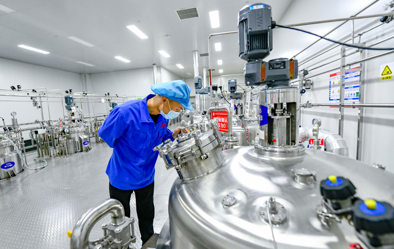 頭孢顆粒生產(chǎn)煥新！銀星機(jī)械直線篩 + 真空上料機(jī)：GMP 合規(guī)無縫銜接，損耗直降 2.5%